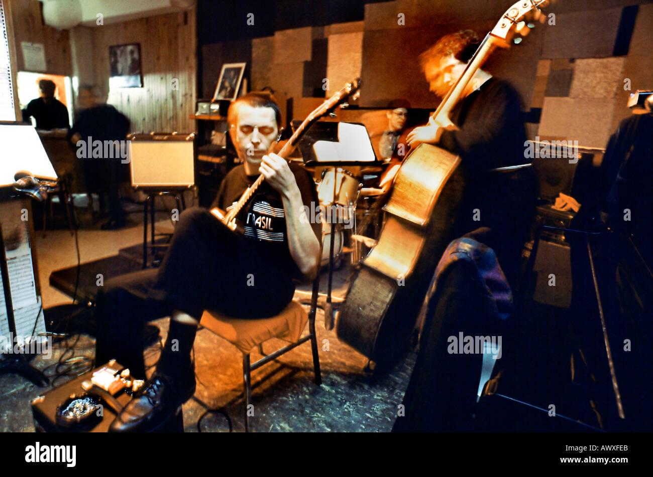 PARIGI Francia, Musica jazz maschile, suonando nel chitarrista del Jazz Club 'Studio des Islettes' Foto Stock