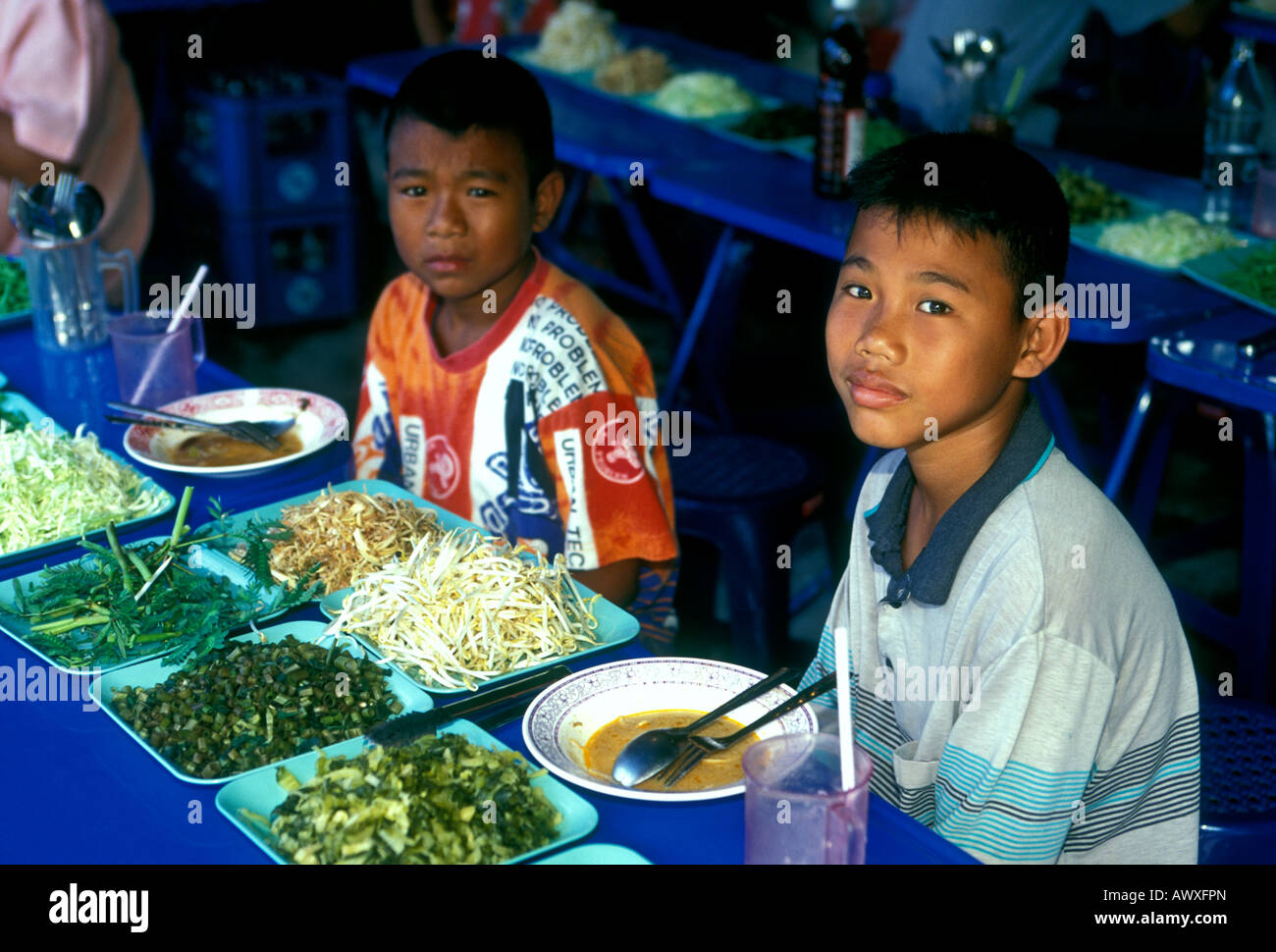 Ragazzi Thai, ragazzi, bambini, mangiare, ristorante, Mercato del fine settimana di Chatuchak e Mercato Chatuchak, Bangkok, Provincia di Bangkok, Thailandia, Sud-est asiatico, in Asia Foto Stock