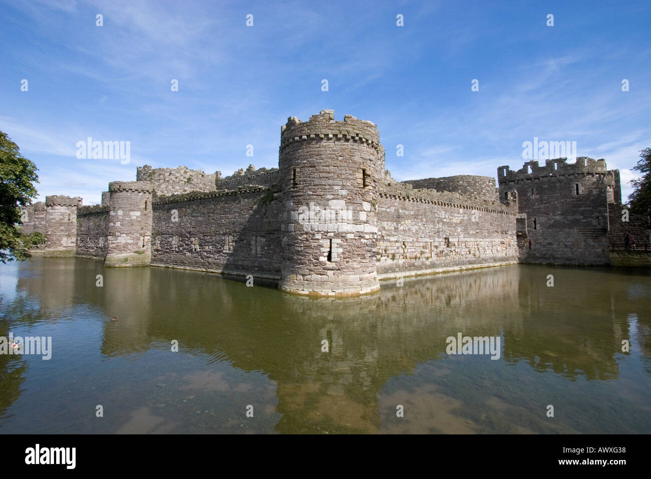 A sud ovest della cortina esterna parete e fossato Beaumaris Castle Isola di Anglesey North Wales Foto Stock