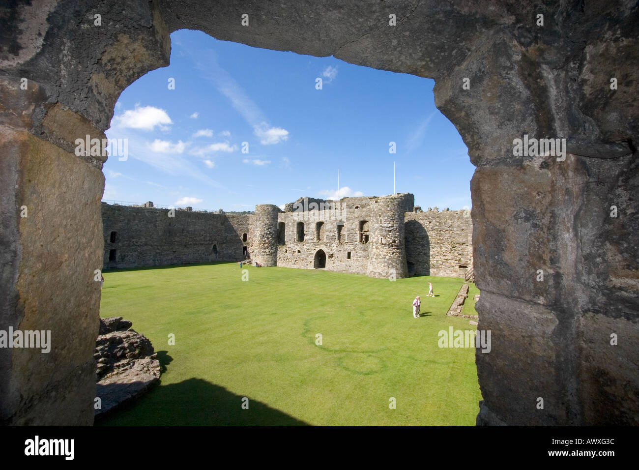 Vista attraverso la finestra / apertura attraverso il cortile verso la faccia interna del rivellino nord. Beaumaris Castle, Isola di Anglesey, Galles Foto Stock