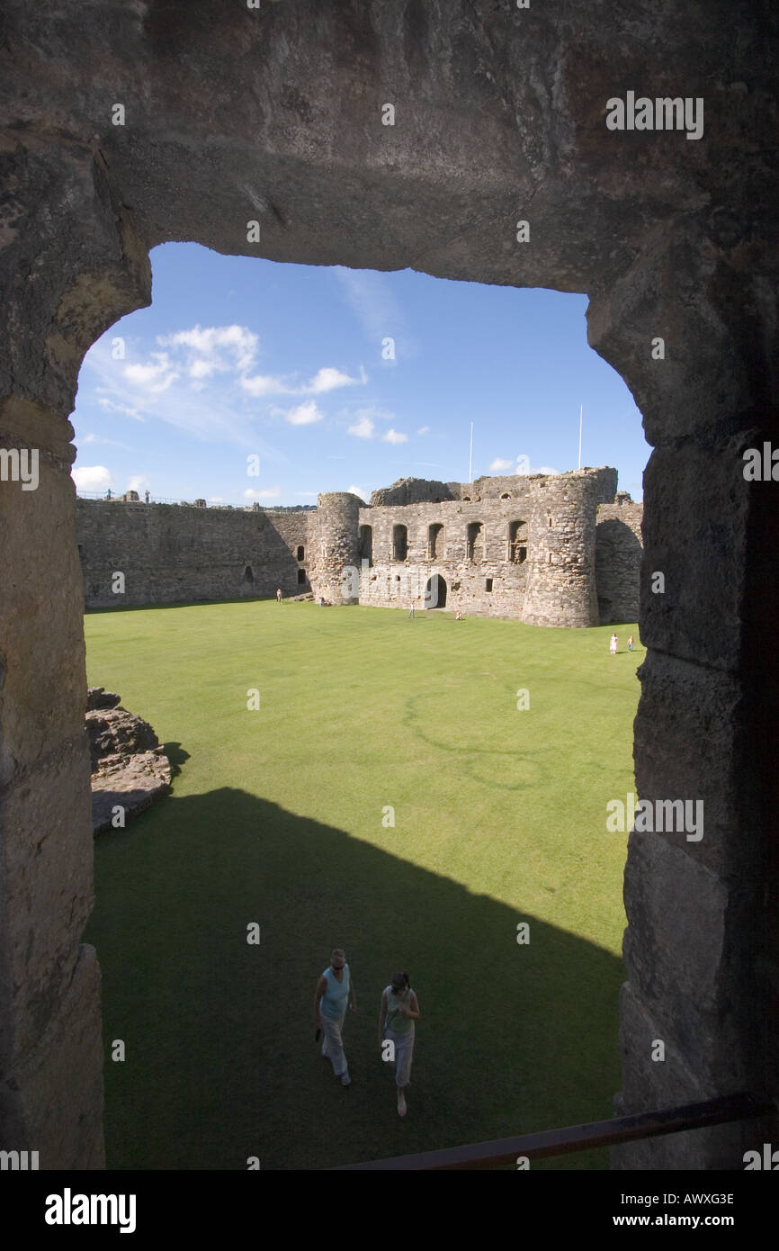 Vista attraverso la finestra / apertura attraverso il cortile verso la faccia interna del rivellino nord. Beaumaris Castle, Isola di Anglesey, Galles Foto Stock