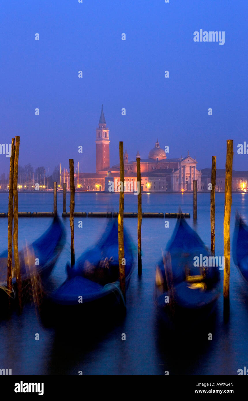 Gondole cercando di fronte a san giorgio maggiore isola e laguna , Venezia , Italia,l'Europa. Foto Stock
