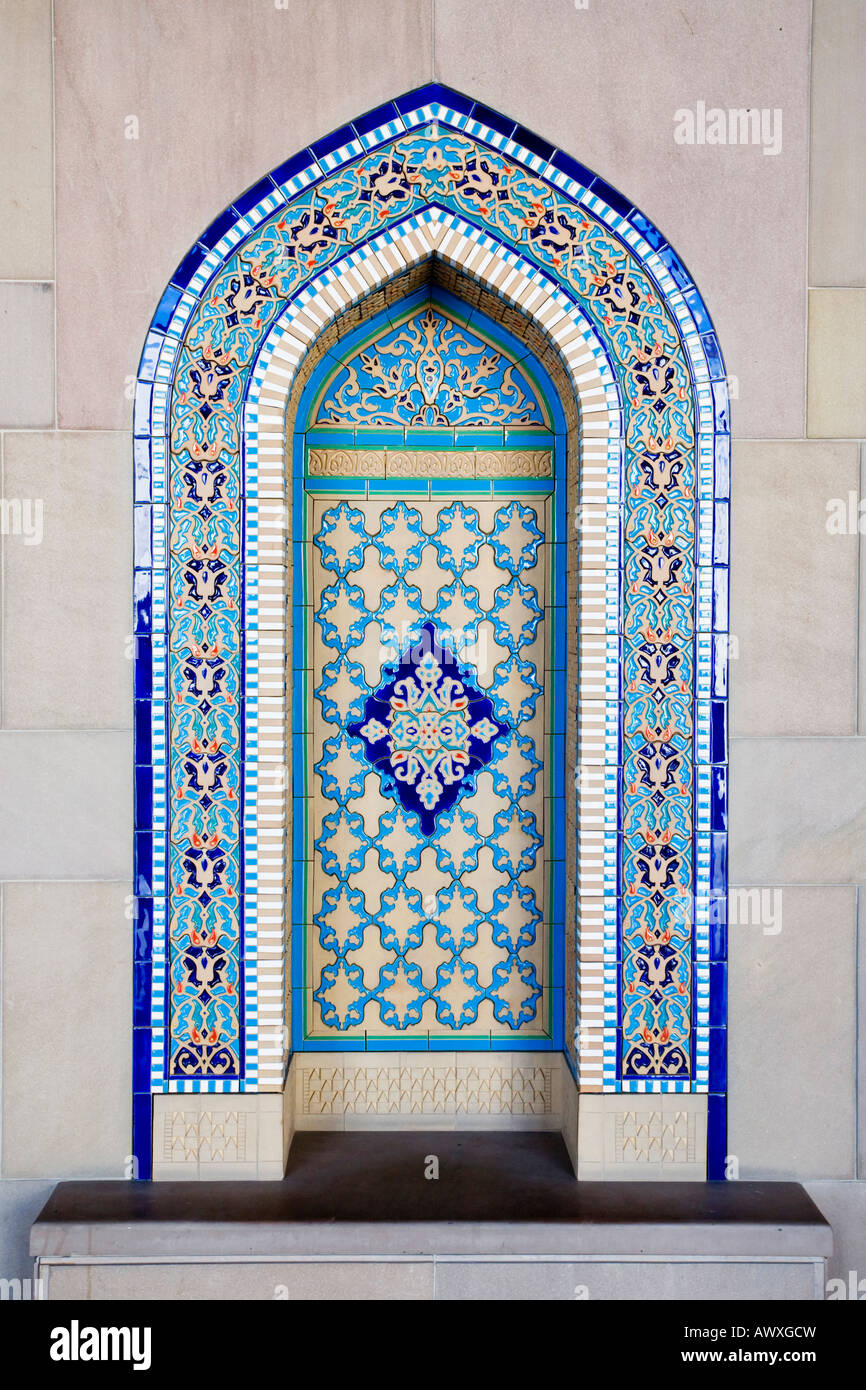 Parete ricoperta di nicchia con piastrelle di ceramica in persiano islamico motivi di design, presso la Grande Moschea del Sultano Qaboos, Muscat Foto Stock