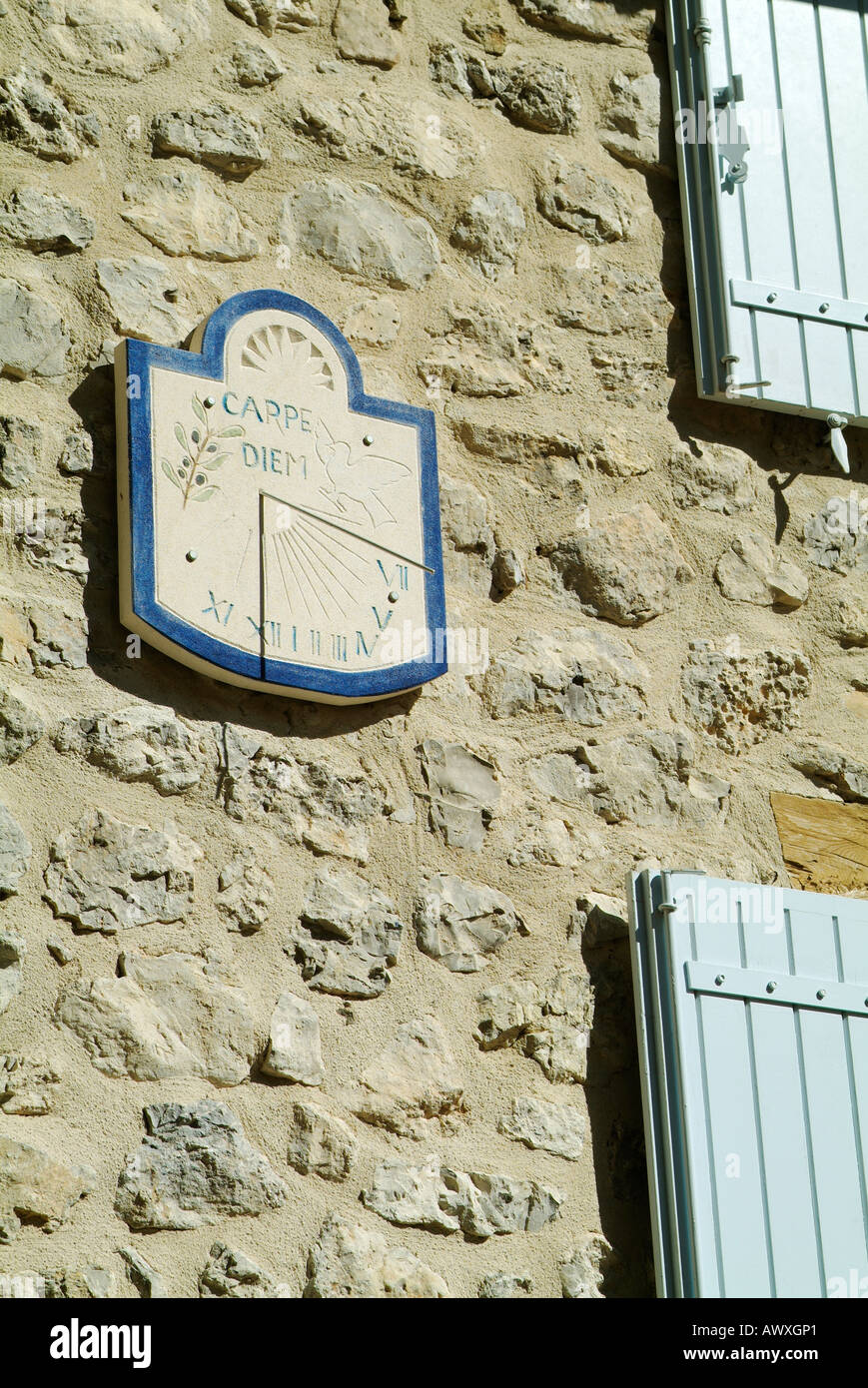 CARPE DIEM iscrizione sulla casa di pietra nel vecchio villaggio di St può in Drome provincia nel sud della Francia Foto Stock
