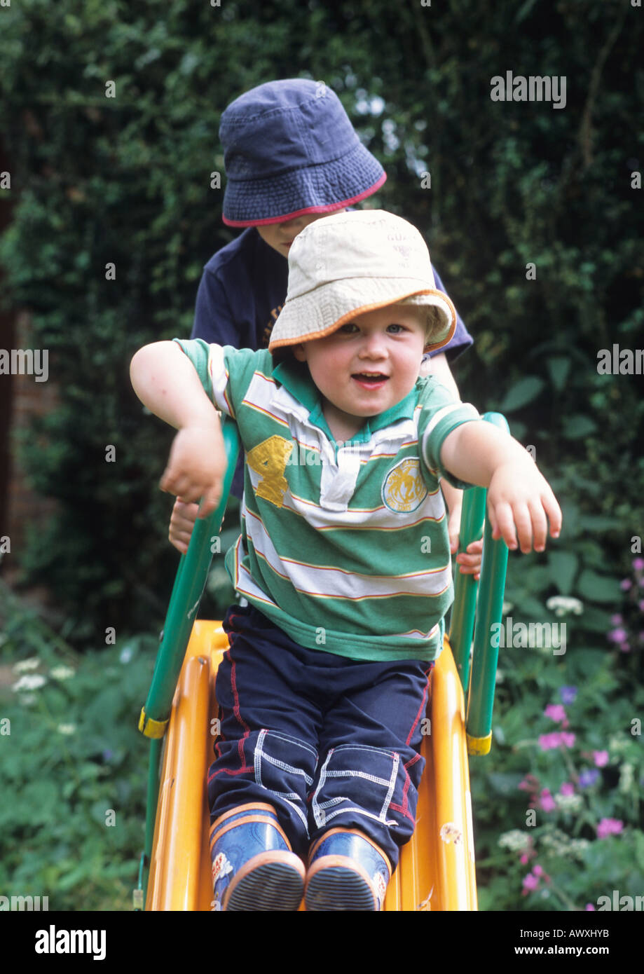 Ragazzi giocare sulla diapositiva in Suffolk REGNO UNITO Foto Stock