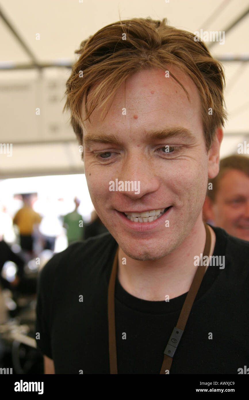 Ewan Mcgregor nel 2005 al Goodwood Festival of Speed Chichester West Sussex dopo in sella alla sua moto BMW Foto Stock