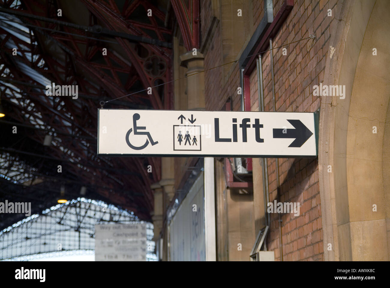 Ascensore per disabili segno, Regno Unito stazione ferroviaria Foto Stock