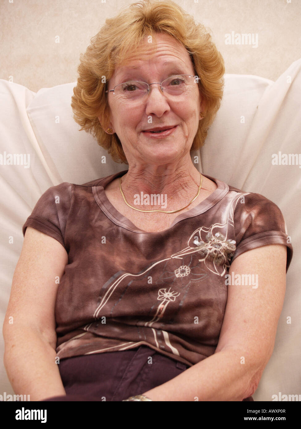 Sorridendo felice la nonna vecchia donna anziana signora età Foto Stock
