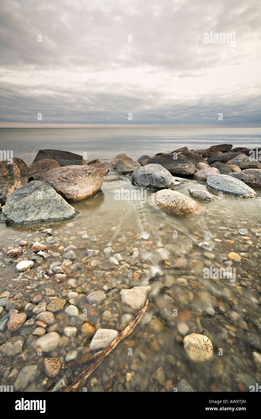 Vista del lago Ontario con rocce, Rotary Park, Ajax, Ontario, Canada Foto Stock