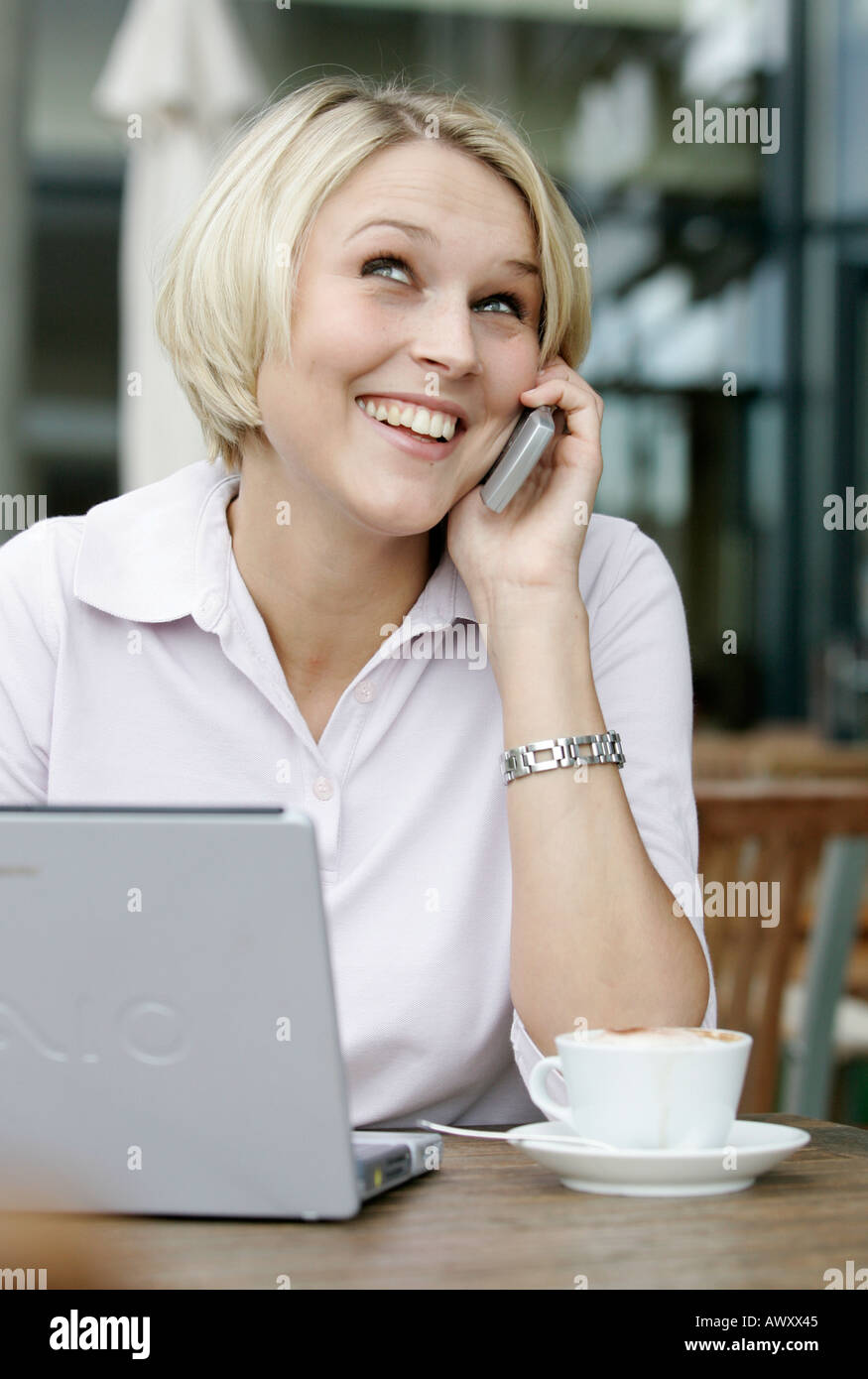 Giovane donna di affari con un computer portatile in un coffee shop Foto Stock
