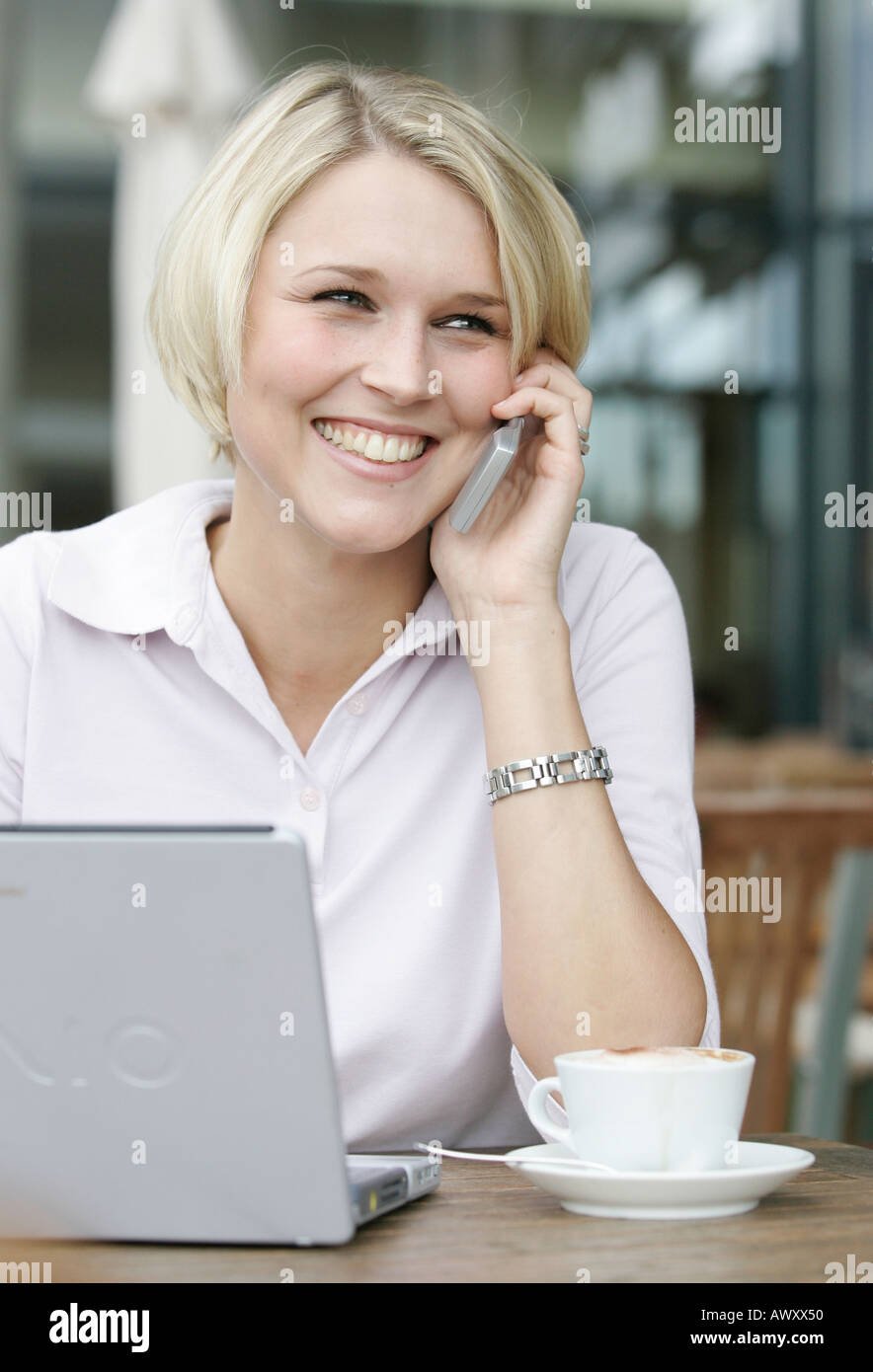 Young business woman in una caffetteria con un laptop Foto Stock