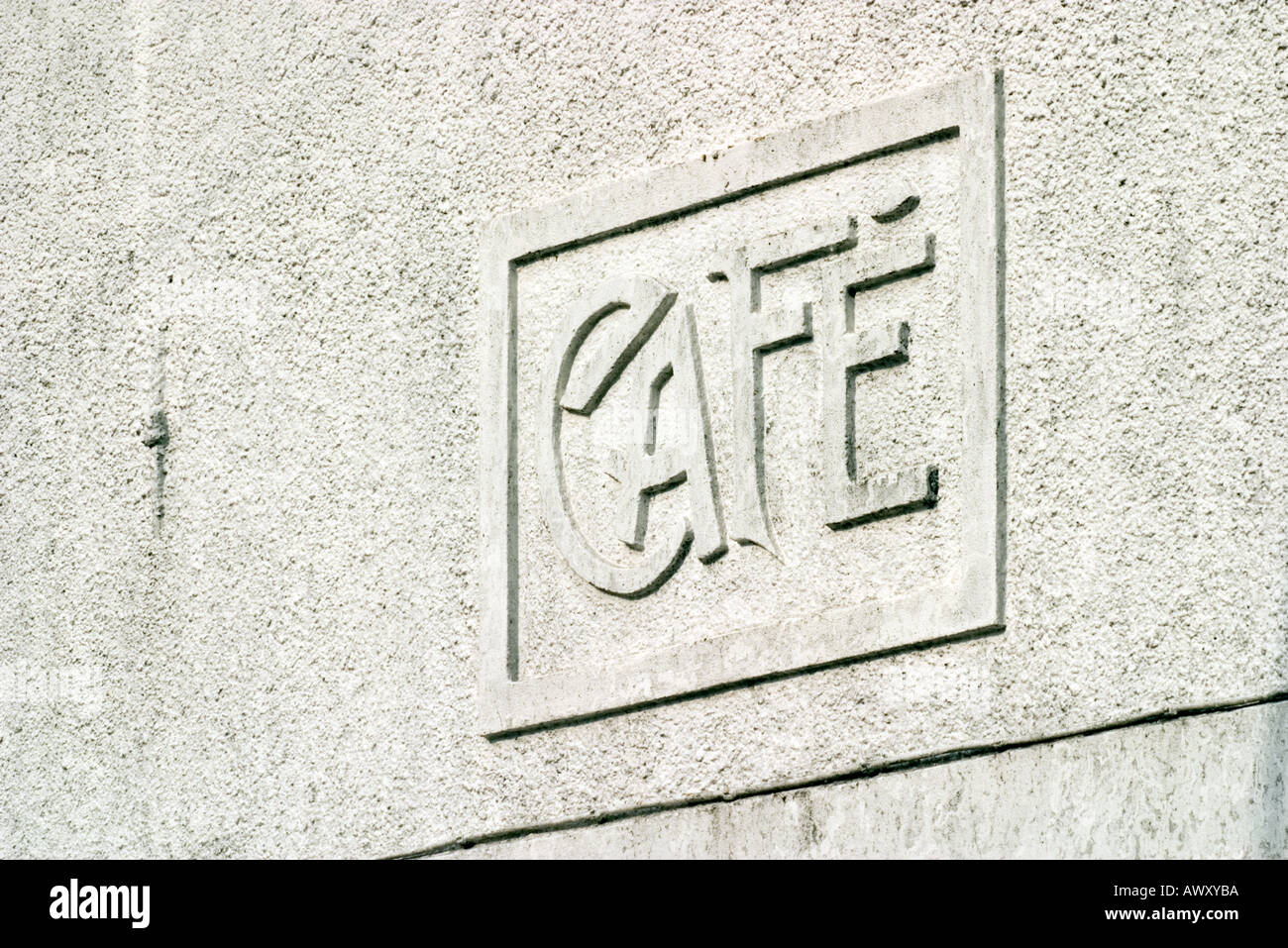 Il vecchio segno per cafe nel calcestruzzo della parete 1920 S 1930 s style Hesdin Pas de Calais Foto Stock