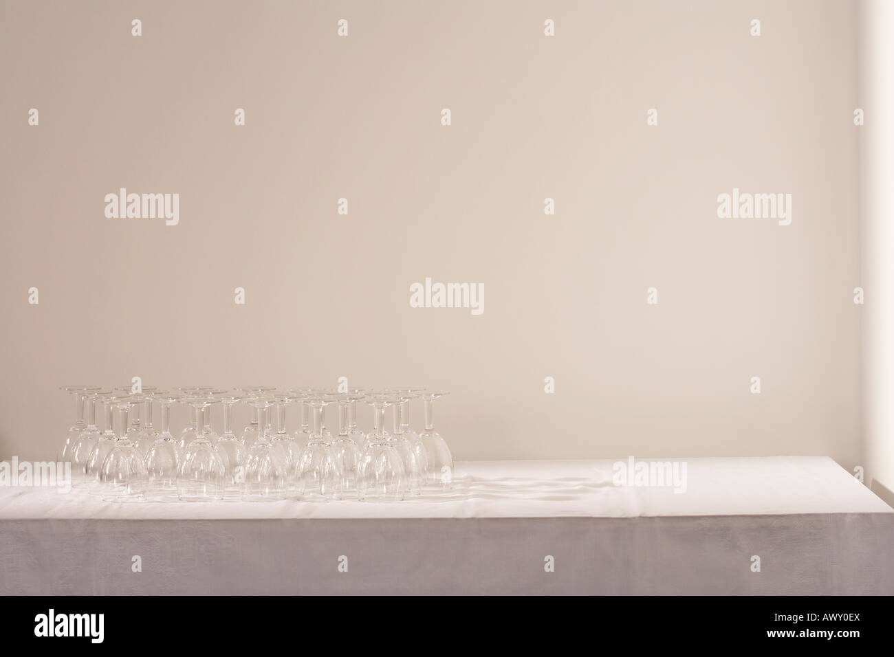 Bicchieri di vino sul tavolo Foto Stock