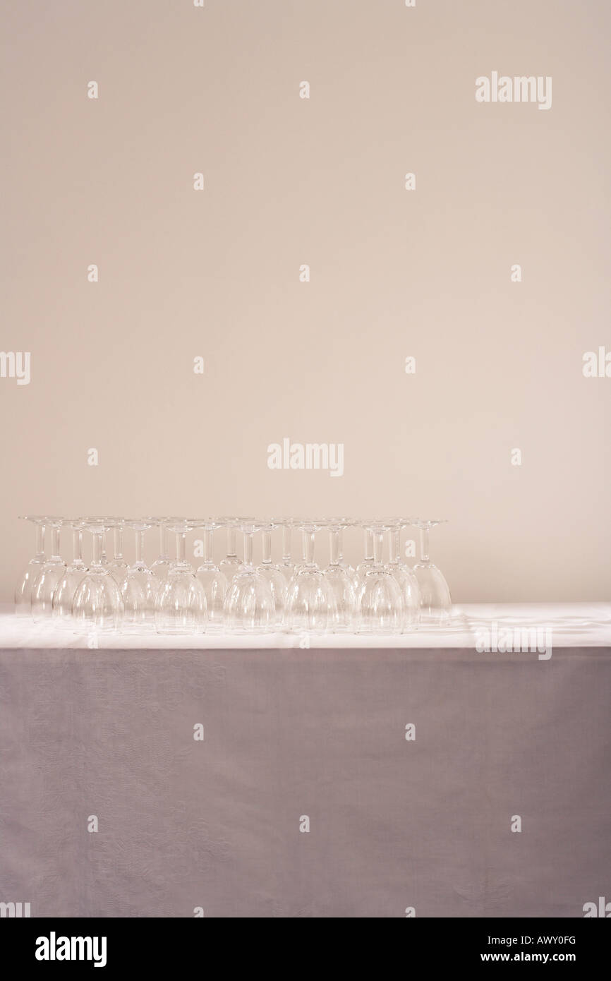Bicchieri di vino sul tavolo Foto Stock