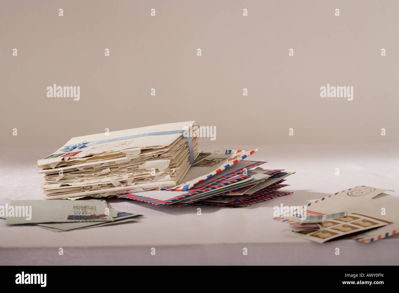 Pila di lettere sul tavolo Foto Stock
