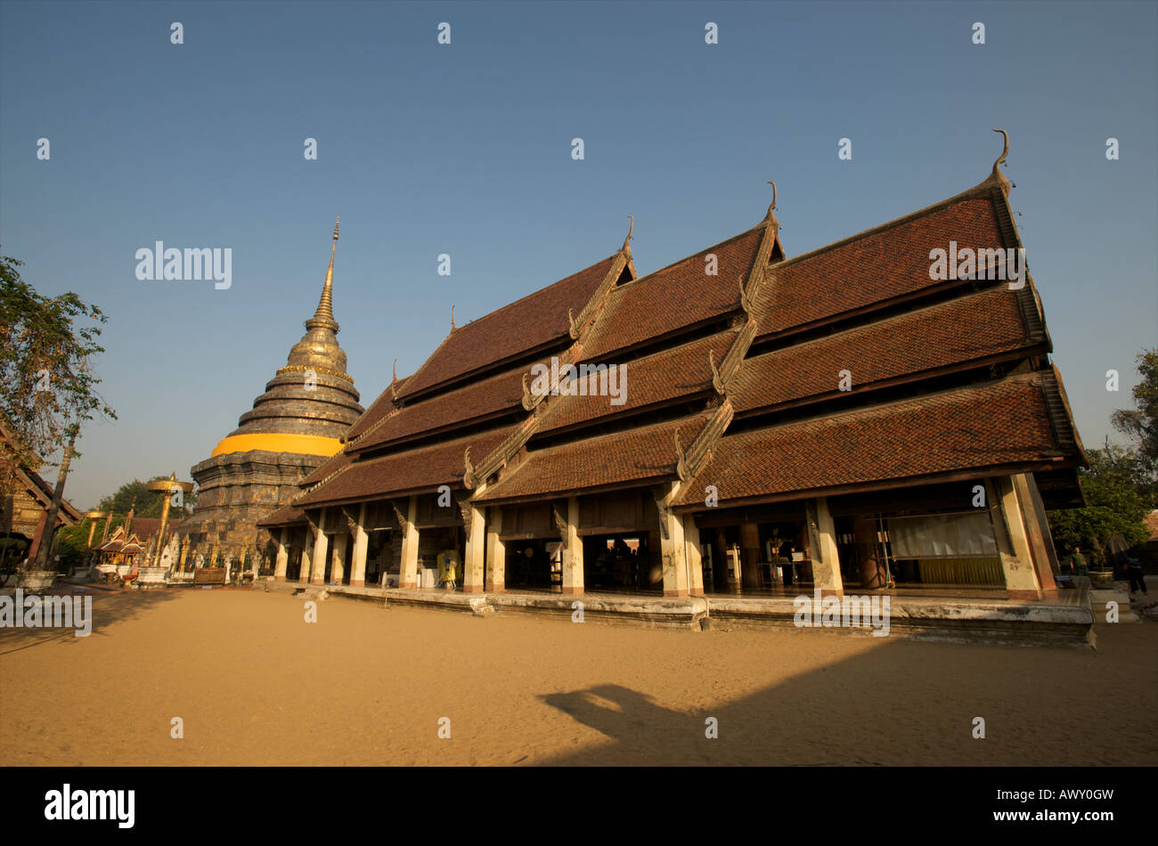 Il principio Wiharn e chedi di Wat Phra Tat Lampang Luang Lampang Thailandia Foto Stock