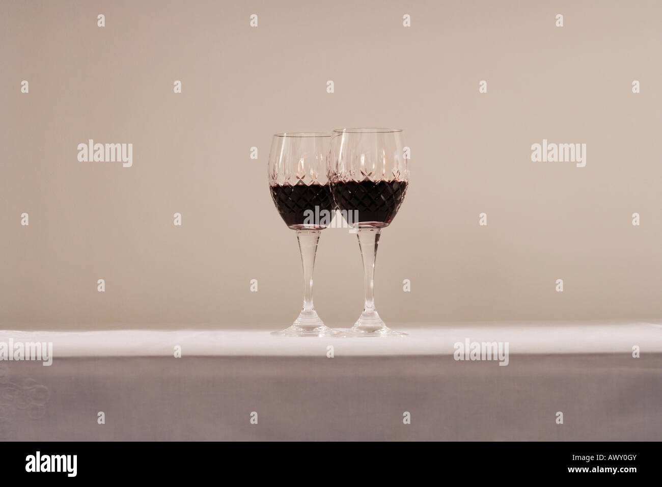 Due bicchieri di vino rosso sul tavolo Foto Stock