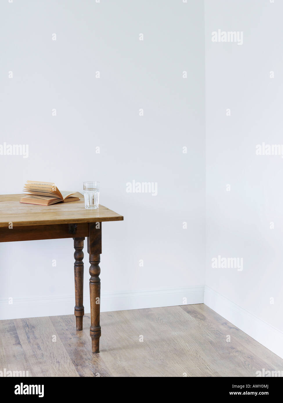 Bicchiere di acqua e il libro aperto in camera Foto Stock