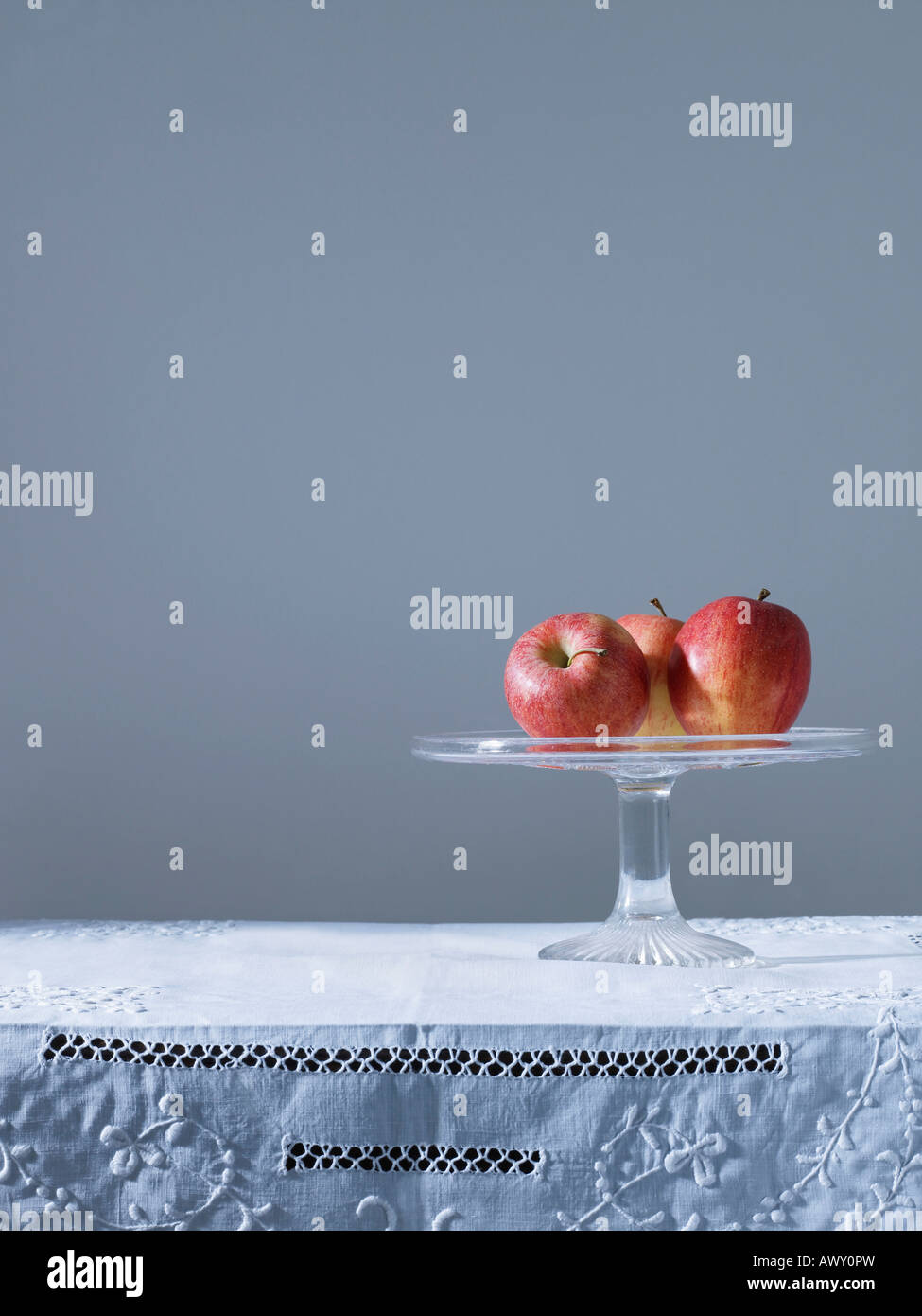 Tre mele sulla frutta piatto sul tavolo Foto Stock