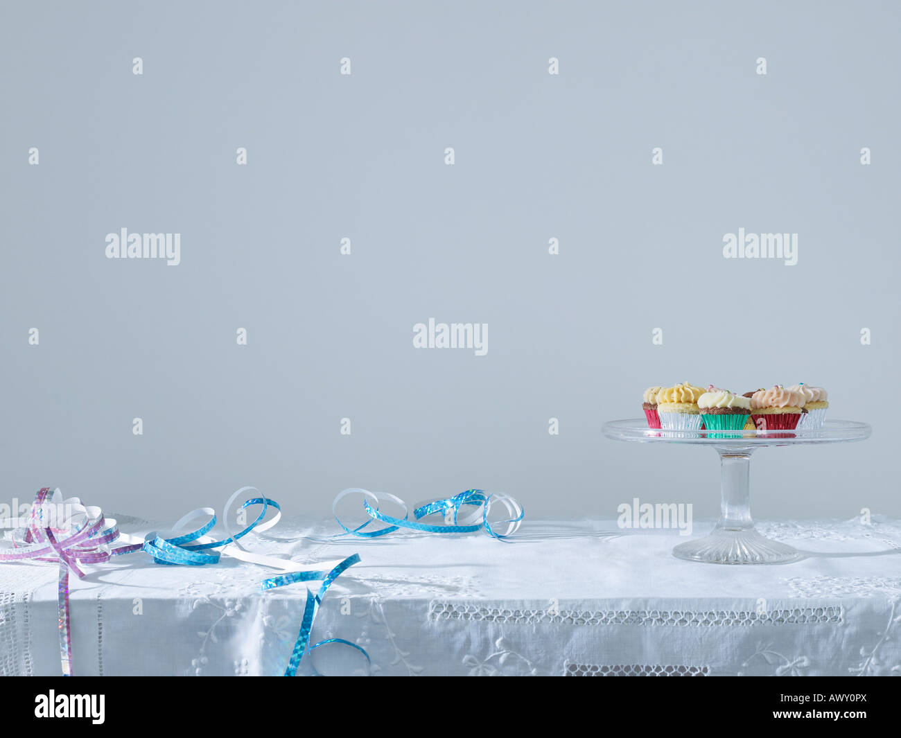 Stelle filanti e torte di coppa sul piatto sul tavolo Foto Stock