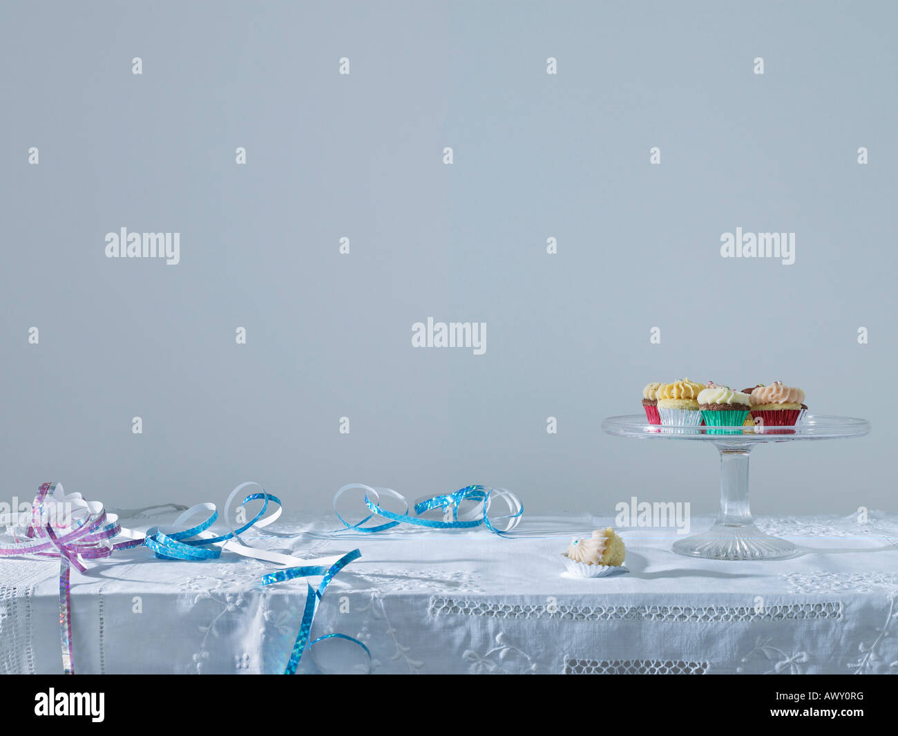 Stelle filanti e tortine su tavola Foto Stock