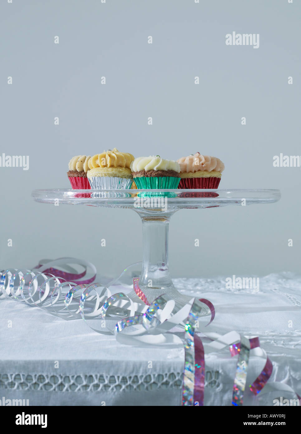 Stelle filanti e tortine su tavola Foto Stock