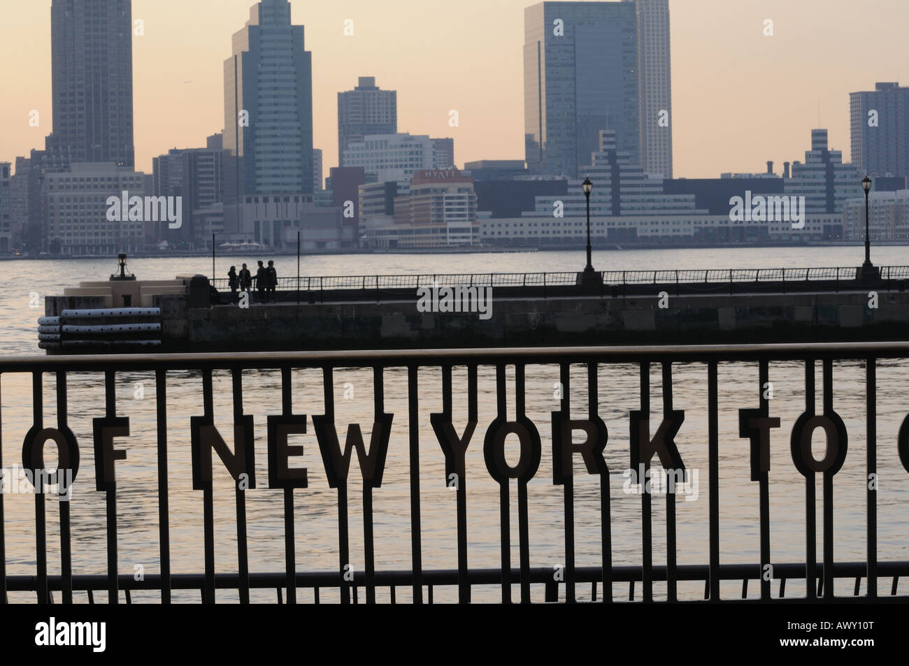 Le linee da un Walt Whitman poesia che descrive la città di New York sono state collocate su una ringhiera in Battery Park City. Foto Stock