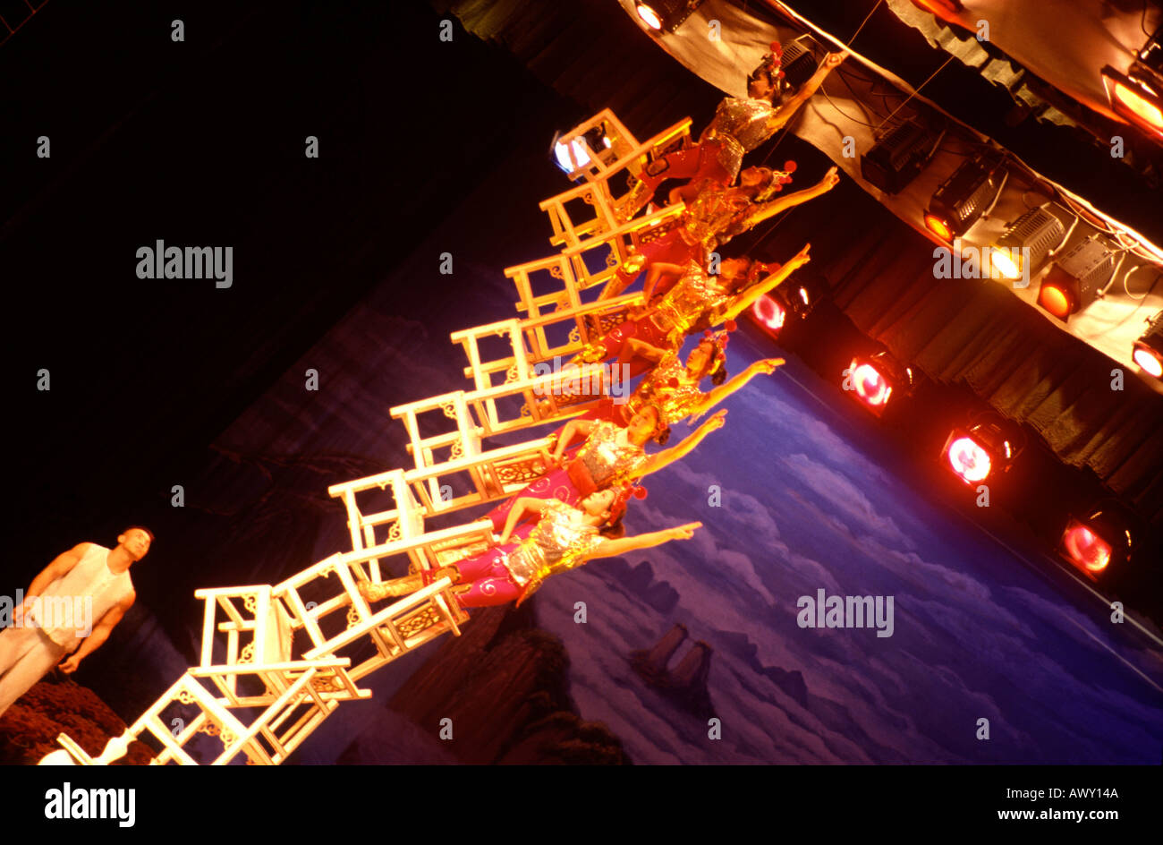 Prestazioni acrobatiche in teatro Chaoyang Pechino CINA Foto Stock