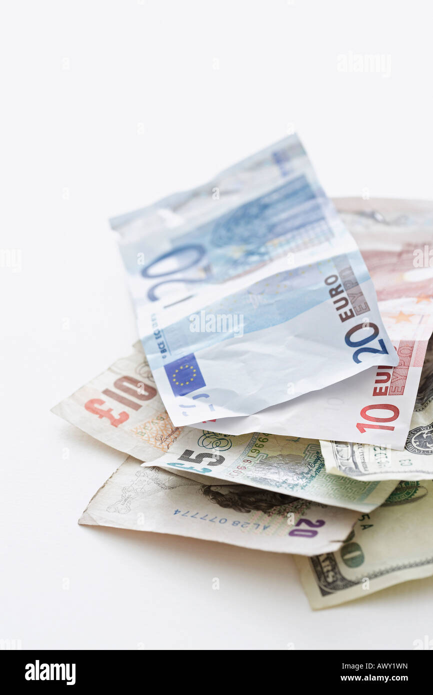 Le banconote in euro su sfondo bianco Foto Stock