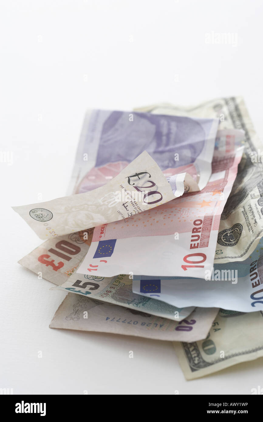 Le banconote in euro su sfondo bianco Foto Stock