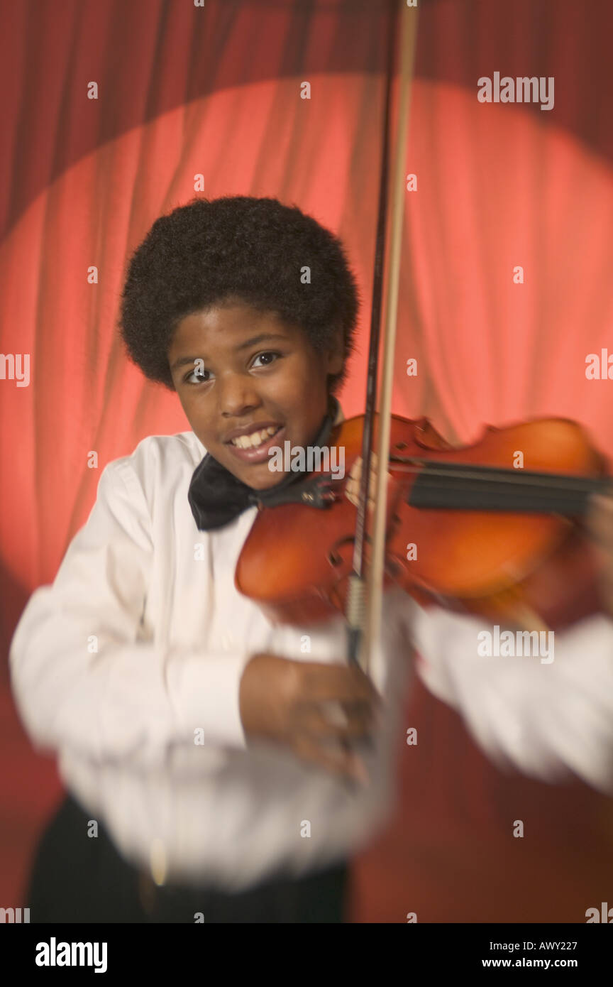 Ragazzo sul palco a suonare il violino Foto Stock