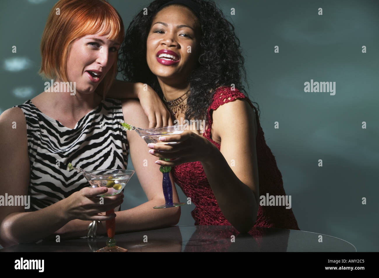 Le donne in giro per la città Foto Stock