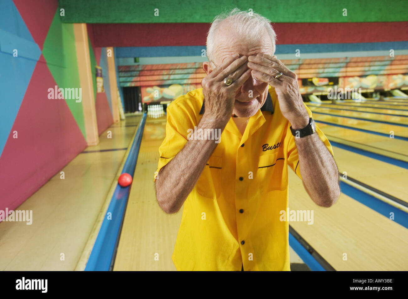 Senior man a una pista da bowling Foto Stock