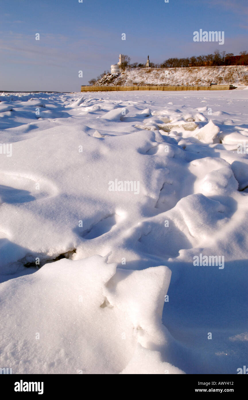 Congelati Fiume Amur Khabarovsk in Russia con il famoso promontorio e memoriale della distanza 2005 Foto Stock