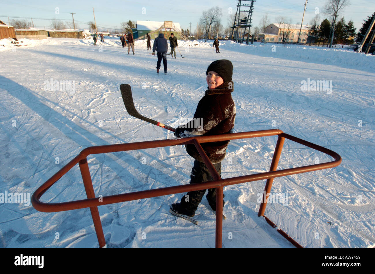 Un giovane ragazzo gioca in obiettivi durante una partita di hockey su ghiaccio in rurale isola di Sakhalin in Russia 2005 Foto Stock