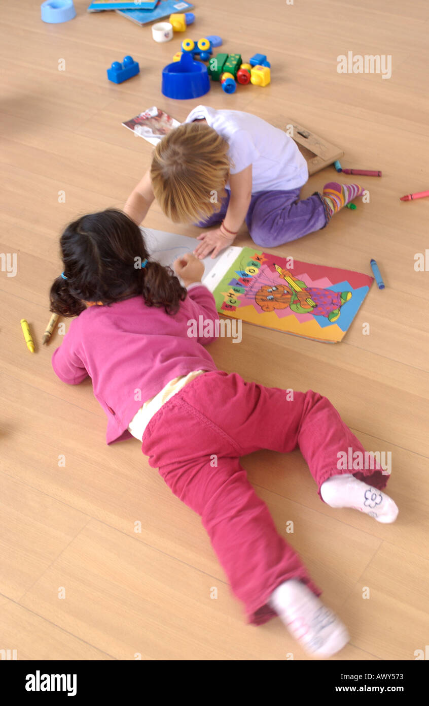 Due ragazze toddler disegno Foto Stock