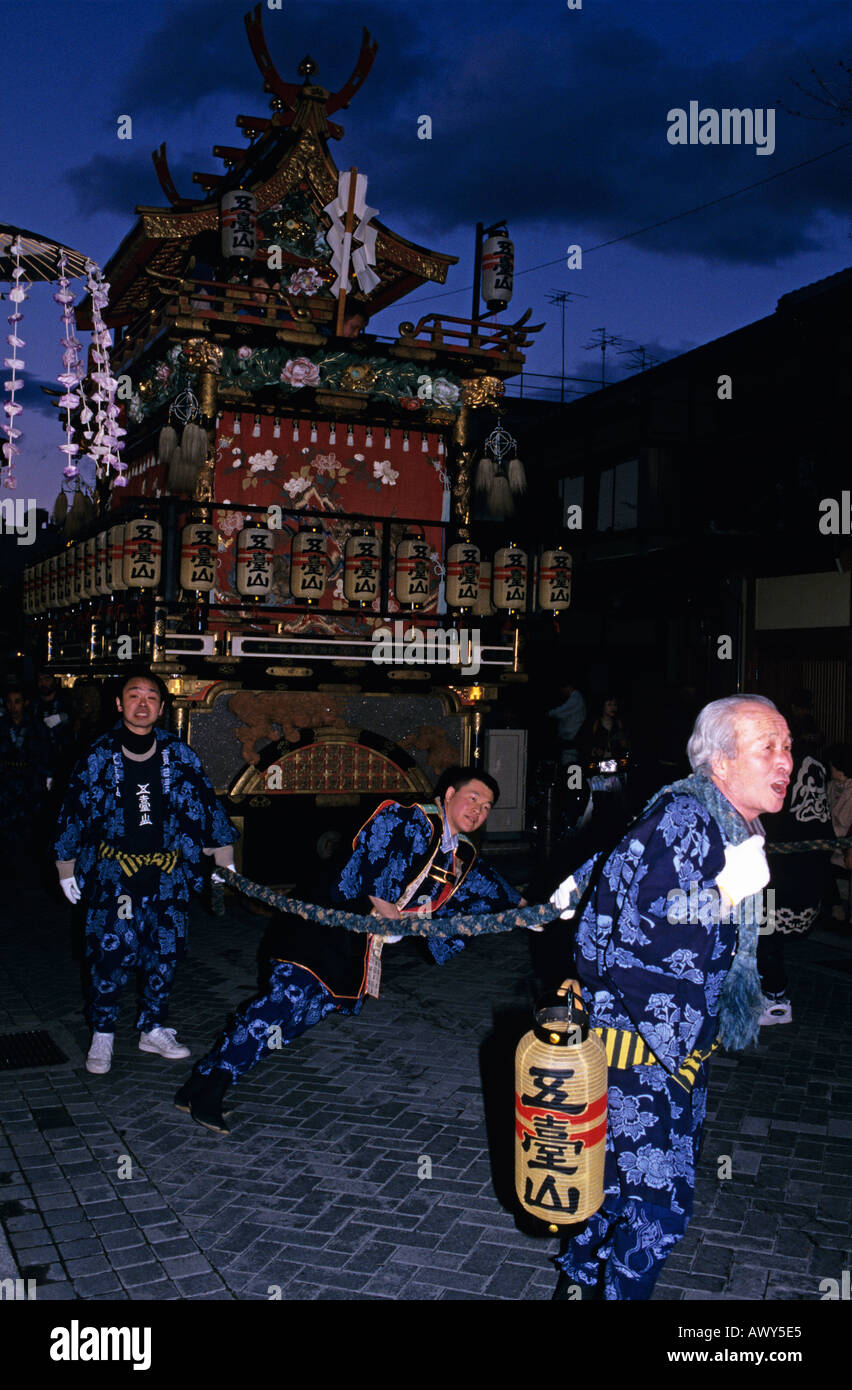 Gli uomini tirando il carrello Festival di Takayama Takayama Giappone Foto Stock