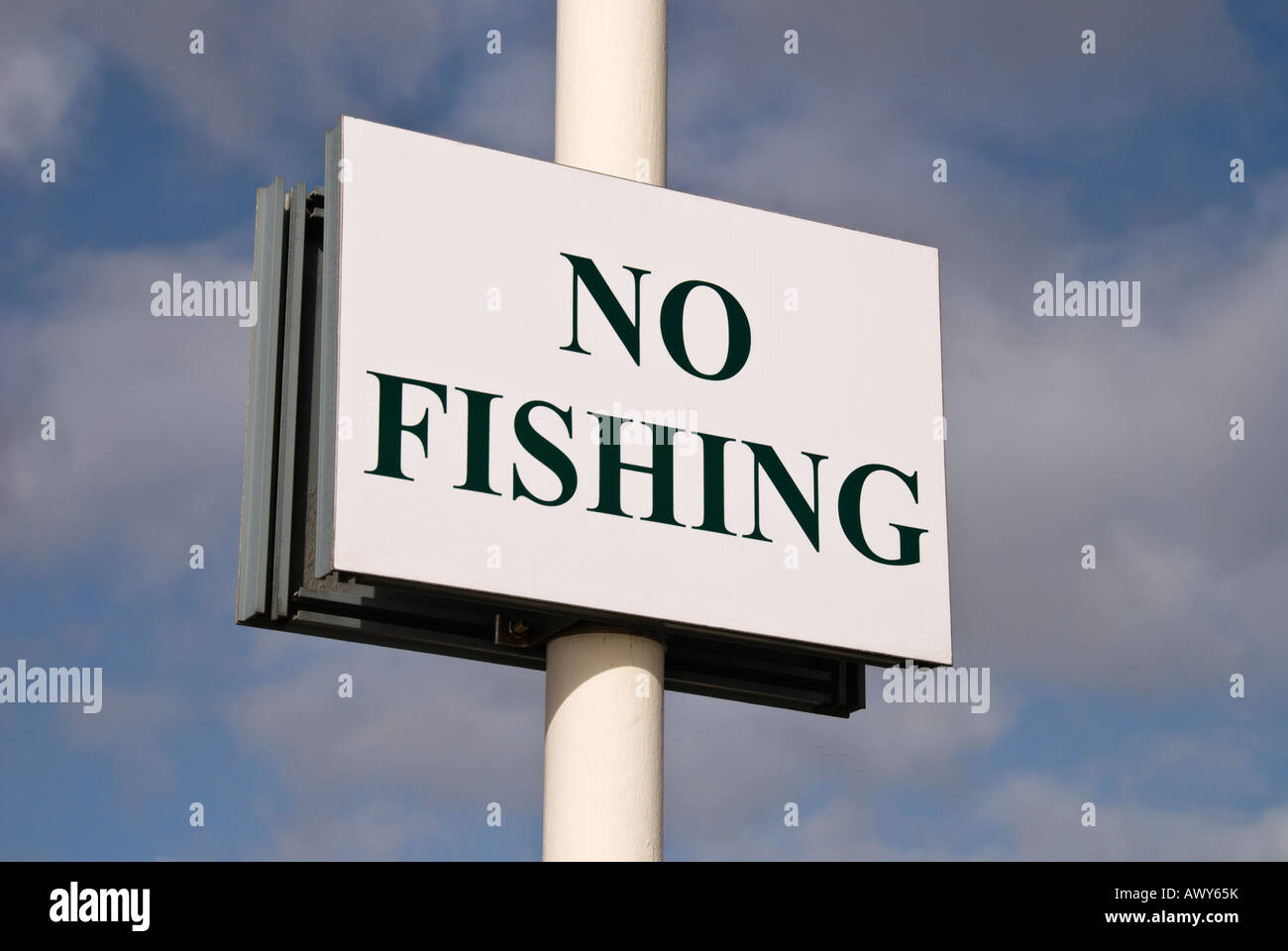 Un nessun segno di pesca su un nuvoloso cielo blu sullo sfondo. Foto Stock