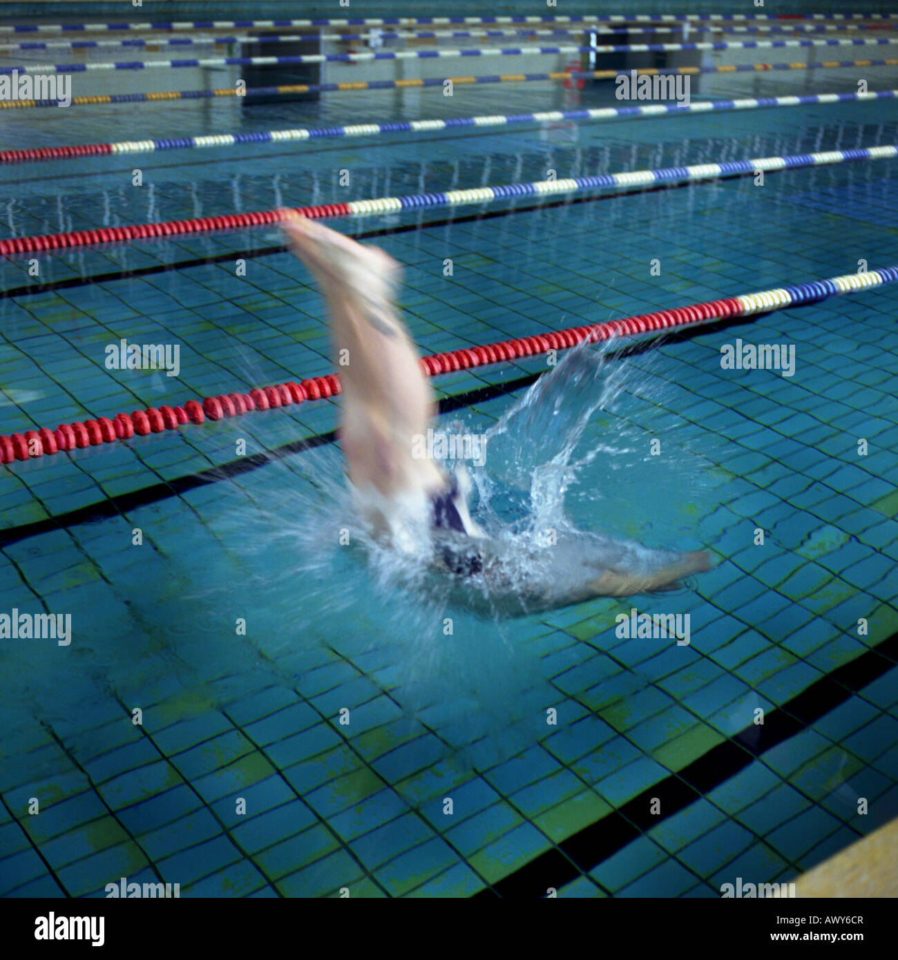 L'uomo salti in acqua di una piscina di misure Olimpioniche Foto Stock