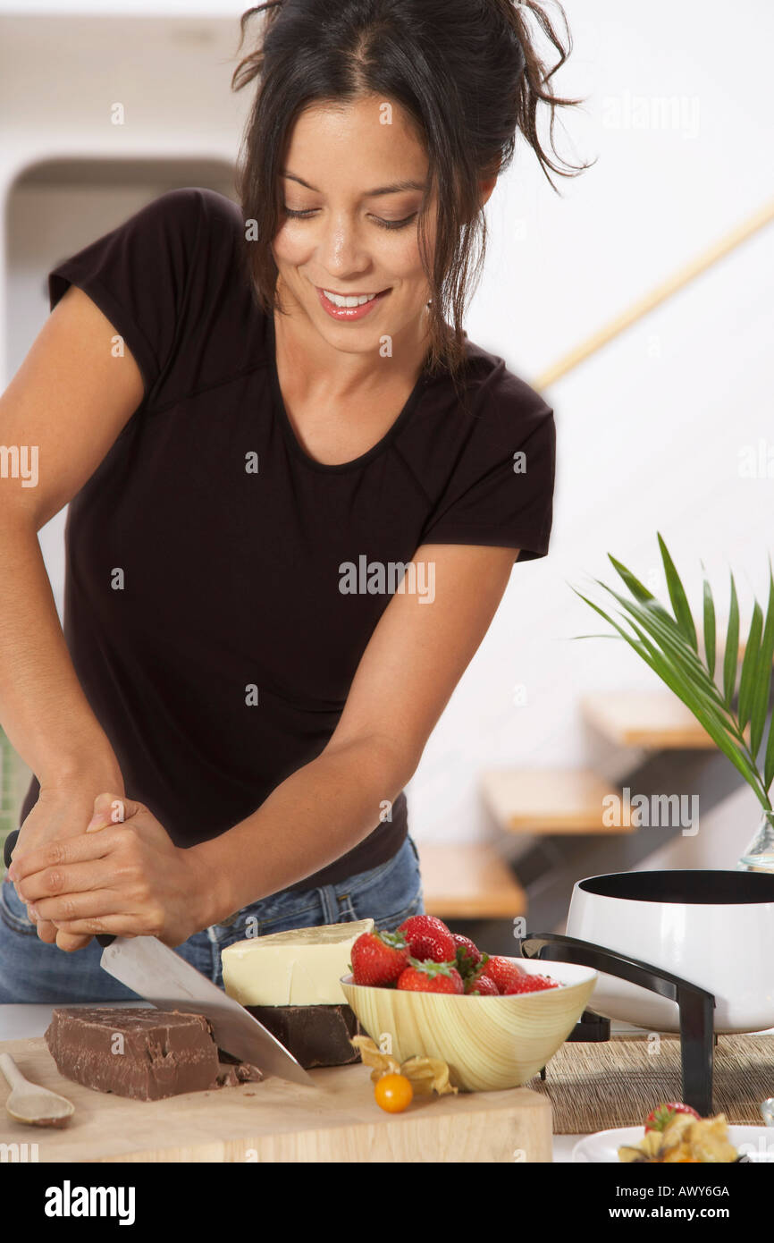 Donna fare La Fonduta di Cioccolato Foto Stock