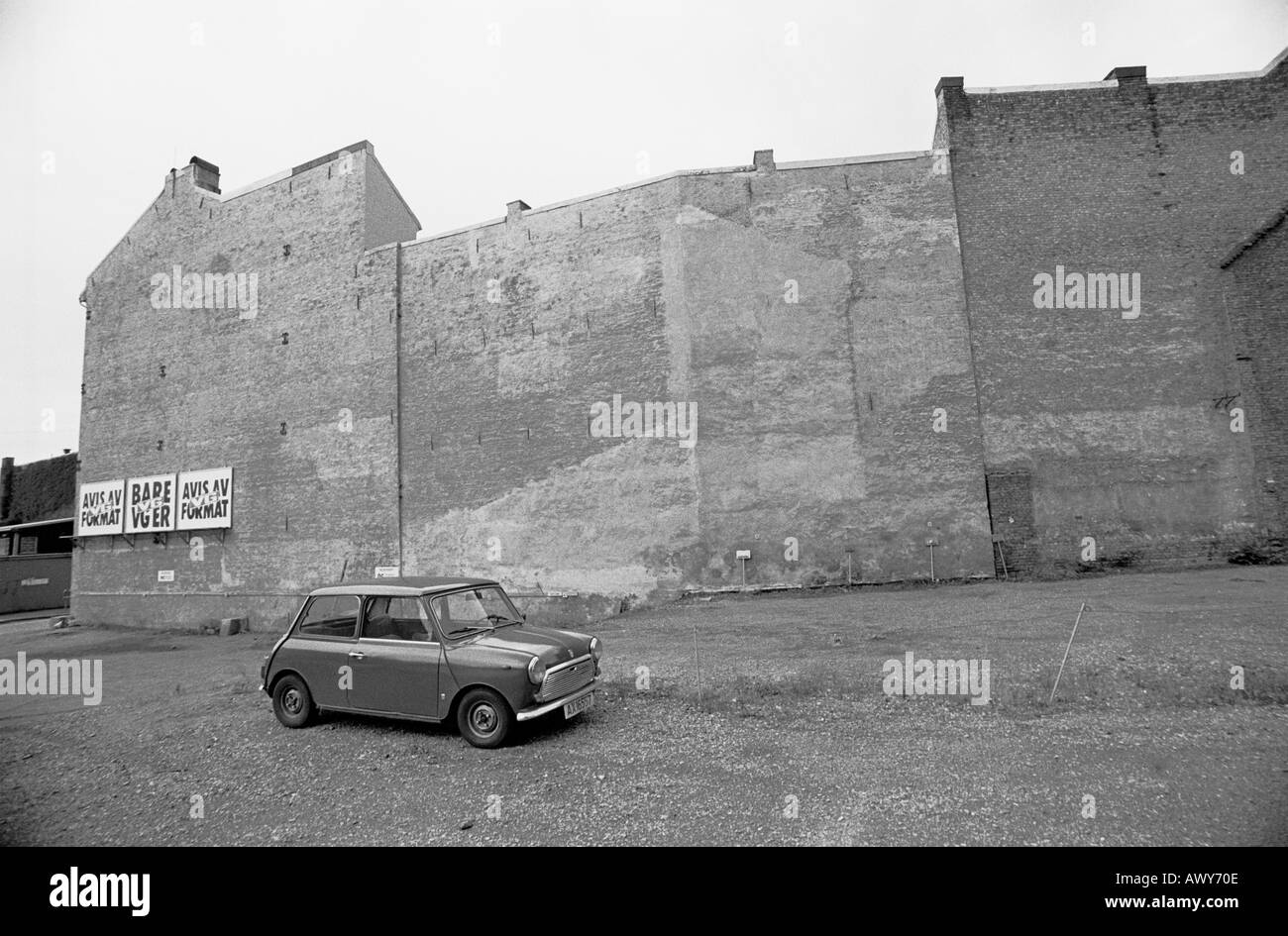 Paesaggio con facciate senza finestre e auto, Oslo, Norvegia nei primi anni ottanta (1983). Foto Stock