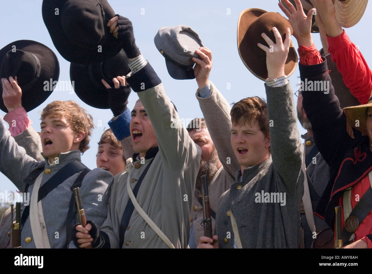 Gli adolescenti vestiti in uniformi di autentica delle giovani reclute dall'esercito confederato durante la Guerra Civile Americana Foto Stock