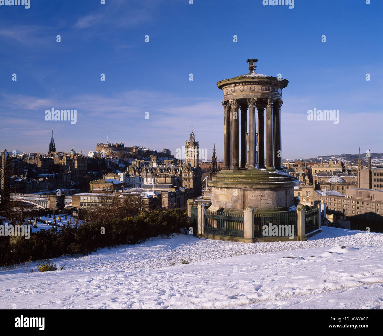 Il Dugald Stuart monumento su Calton Hill, Edimburgo, Scozia, Regno Unito. Vista dello skyline della città Foto Stock