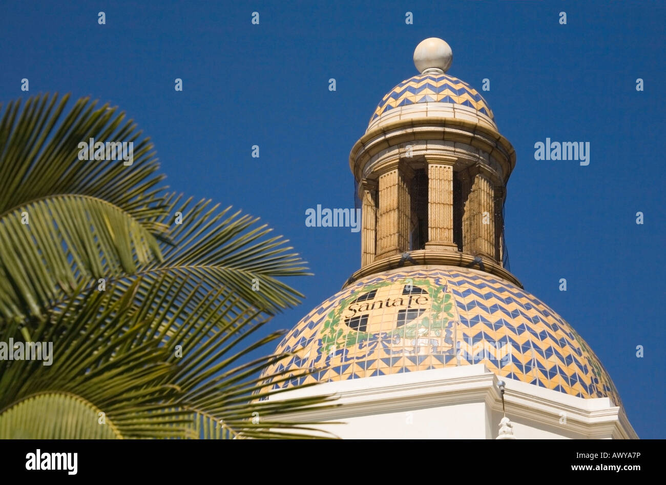 La coloratissima cupola piastrellato del Santa Fe railroad station a San Diego, California, che mostra l'influenza moresca nell'architettura Foto Stock