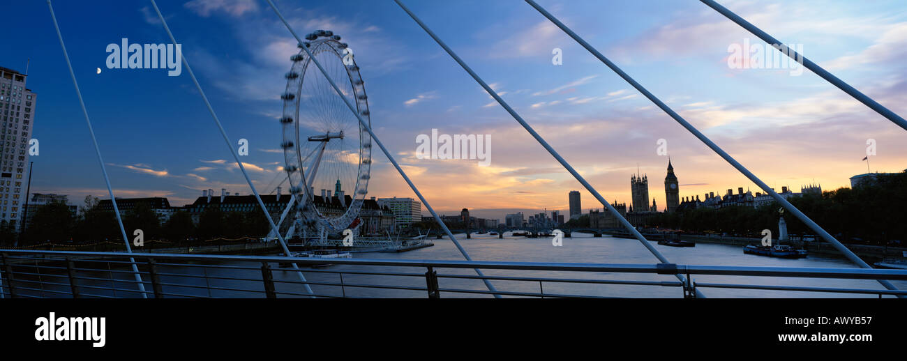 Regno Unito Londra BA London Eye VISTA DAL PONTE DEL GIUBILEO AL TRAMONTO Foto Stock
