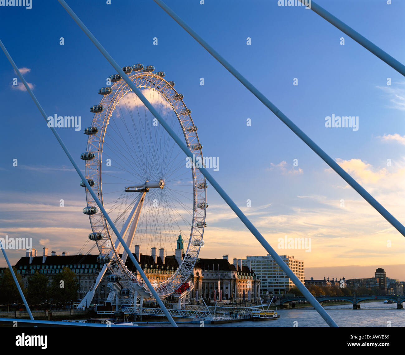 Regno Unito Londra BA London Eye VISTA DAL PONTE DEL GIUBILEO AL TRAMONTO Foto Stock