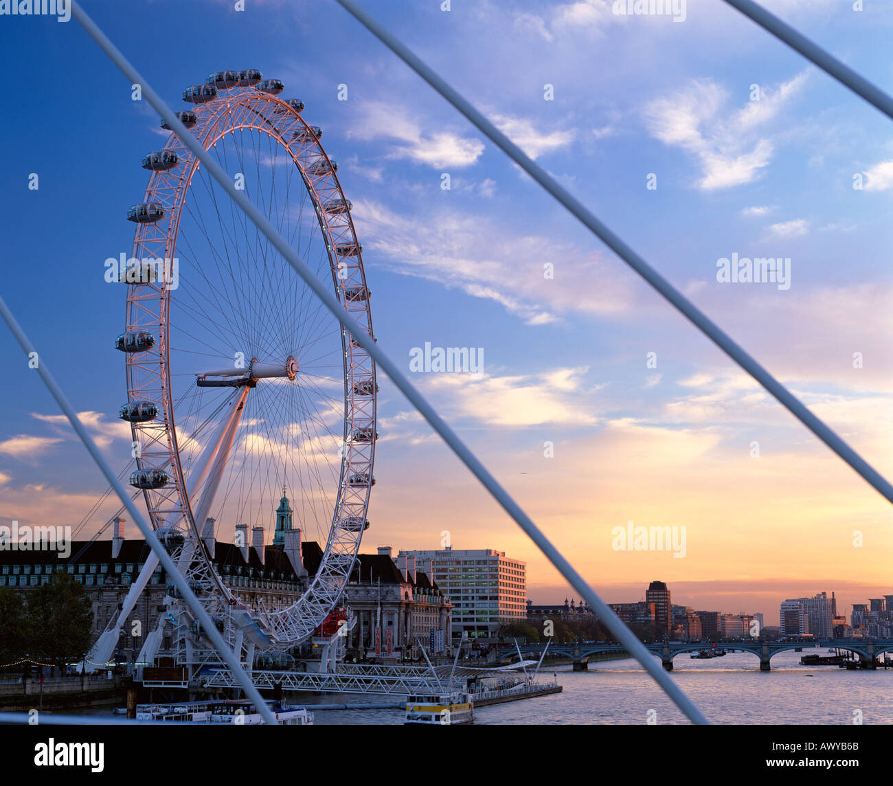 Regno Unito Londra BA London Eye VISTA DAL PONTE DEL GIUBILEO AL TRAMONTO Foto Stock