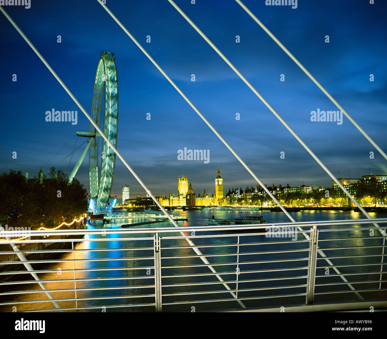 Regno Unito Londra BA London Eye VISTA DAL PONTE DEL GIUBILEO AL TRAMONTO Foto Stock