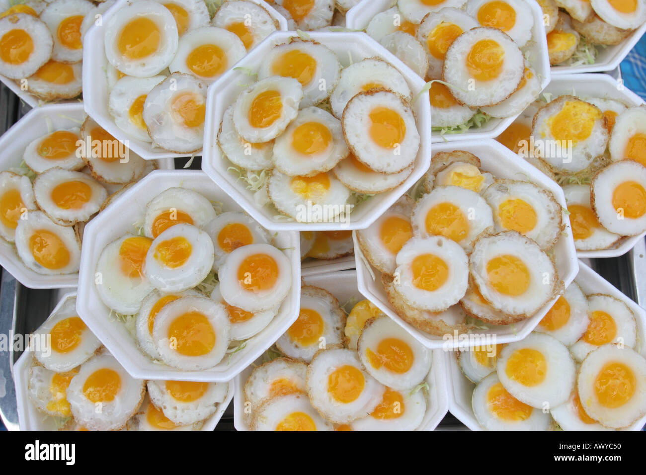 Frittura di uova di quaglia in vendita presso il cibo in stallo al mercato Chatuchak Bangkok in Thailandia Foto Stock