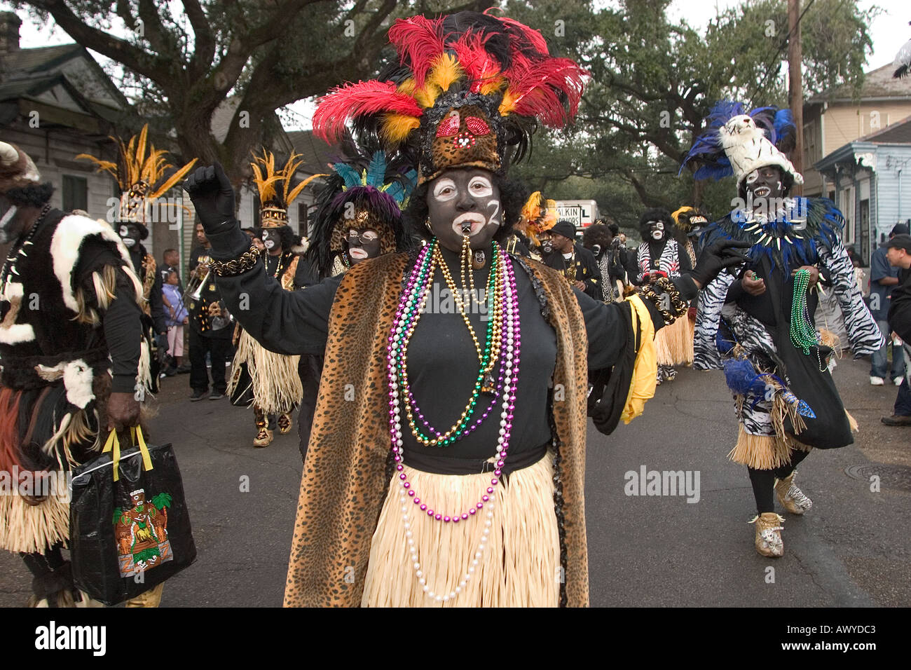Zulu parade su Jackson Avenue in New Orleans durante il Mardi Gras Foto Stock